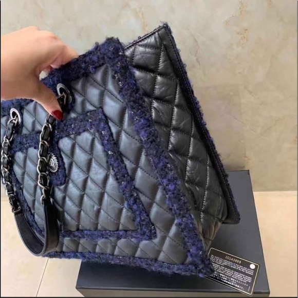 Beautiful CHANEL Shopping Tote - Picture 3 of 7